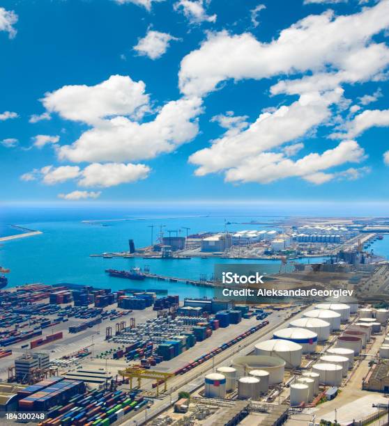 Vista Aérea Del Mar Zona Industrial Foto de stock y más banco de imágenes de Agua - Agua, Barcelona - España, Barco de vela