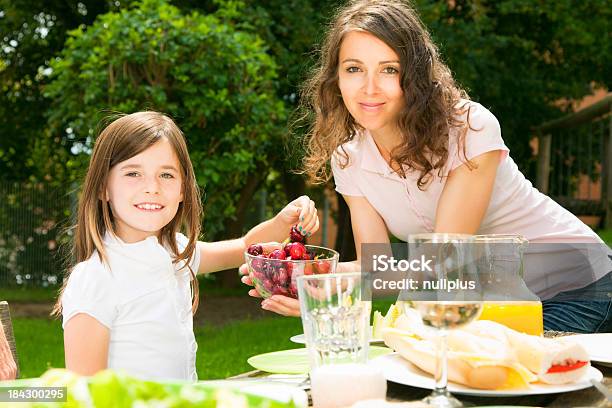 Grande Família Ter Um Piquenique No Jardim - Fotografias de stock e mais imagens de Adulto - Adulto, Alemanha, Alimentação Saudável