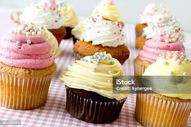 Cupcakes Foto de stock y más banco de imágenes de Alcorza - Alcorza, Alimento, Amarillo - Color