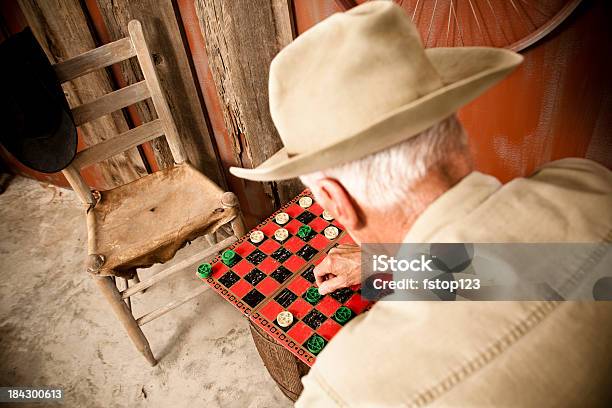 Senior Hombre Jugando Al Ajedrez Su Pareja A La Izquierda Foto de stock y más banco de imágenes de Adulto