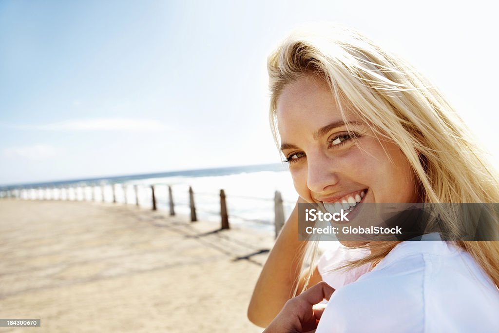 Jovem mulher sorrindo - Foto de stock de 20 Anos royalty-free