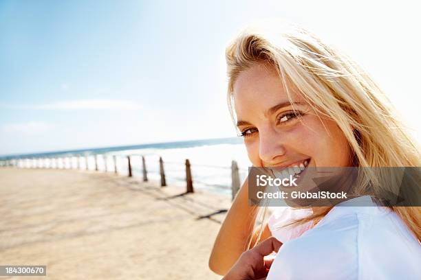 Mulher Jovem Sorridente - Fotografias de stock e mais imagens de 20-29 Anos - 20-29 Anos, Adulto, Ao Ar Livre