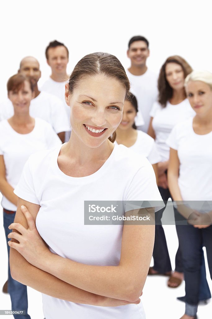 Donna con un gruppo eterogeneo di sfondo - Foto stock royalty-free di Abbigliamento casual