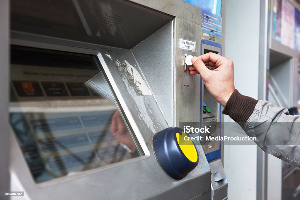 Comprar boleto de una máquina automática - Foto de stock de Billete de tren libre de derechos