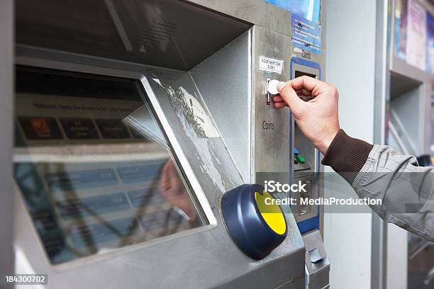 Comprar Boleto De Una Máquina Automática Foto de stock y más banco de imágenes de Billete de tren - Billete de tren, Comprar, Moneda