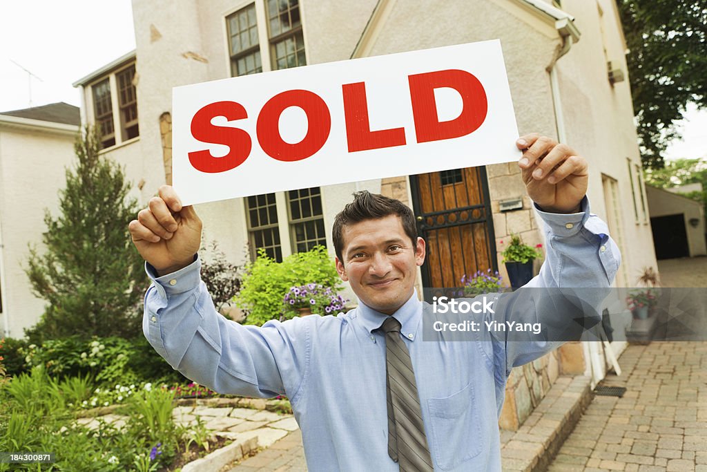 친근하다 성공한 부동산 중개인 쥠 바라요 자산 판매 팻말 - 로열티 프리 30-39세 스톡 사진
