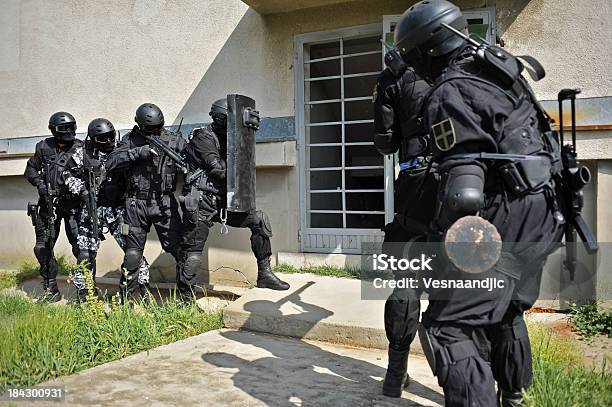 Swat - Fotografias de stock e mais imagens de Força policial - Força policial, Agressão, Forças Armadas Especiais