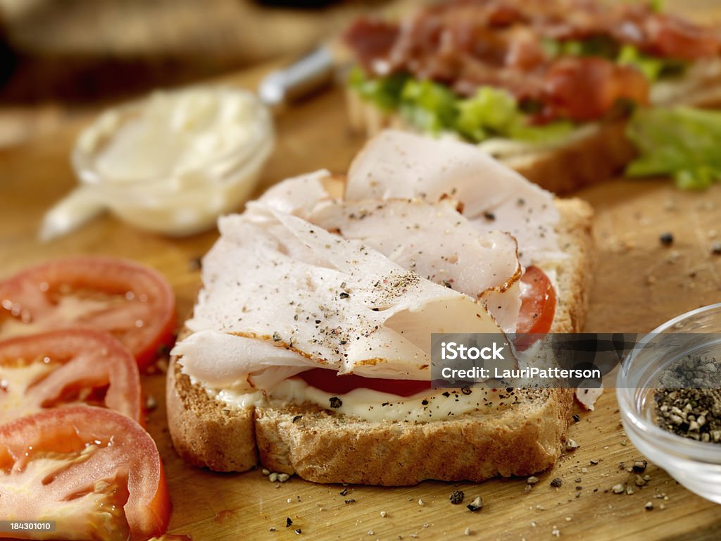Preparación de un sándwich de sándwiches Turquía - Foto de stock de Abierto libre de derechos