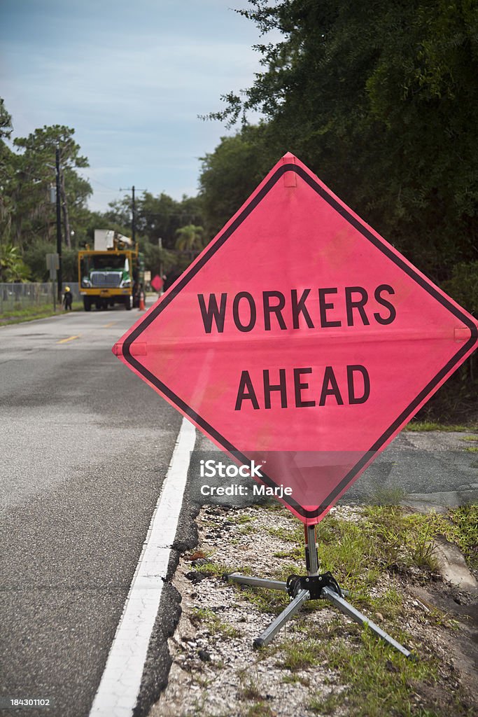 Panneau de signalisation de travailleurs à l'avance - Photo de Contrôle-qualité libre de droits