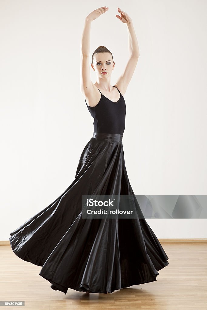 Mujer En Vestido De Bailarina De Ballet Foto de stock y más banco de  imágenes de 20-24 años - 20-24 años, Actuación - Conceptos, Actuación -  Espectáculo - iStock