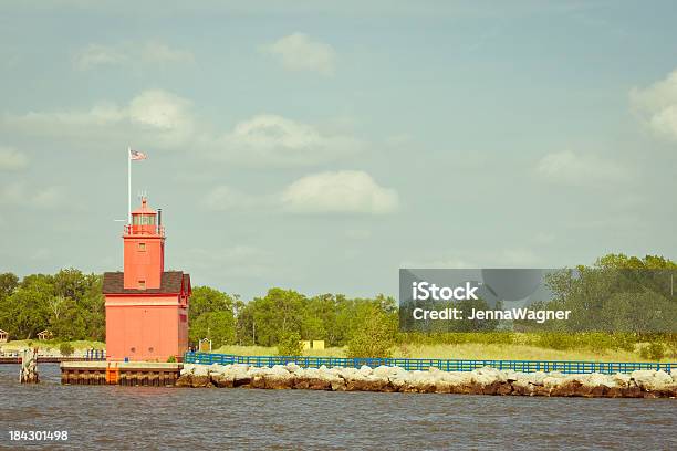 Foto de Big Red Lighhouse Por Água e mais fotos de stock de América do Norte - América do Norte, Areia, Azul