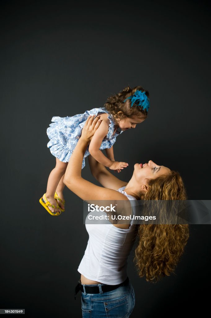 Mãe e bebê menina posando juntos - Foto de stock de 2-3 Anos royalty-free