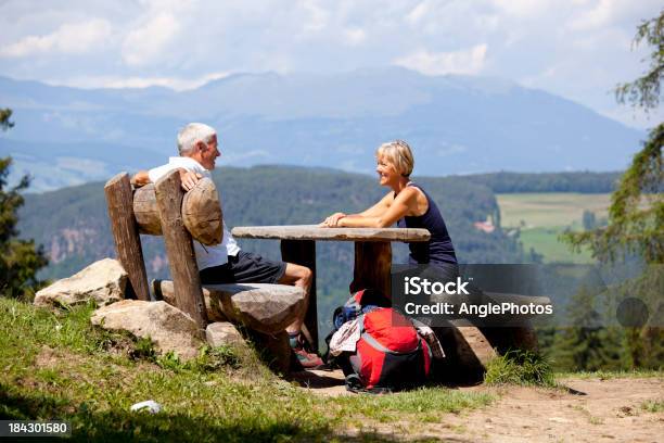 Pareja Relajándose En Las Montañas Foto de stock y más banco de imágenes de Actividades recreativas - Actividades recreativas, Adulto, Adulto maduro