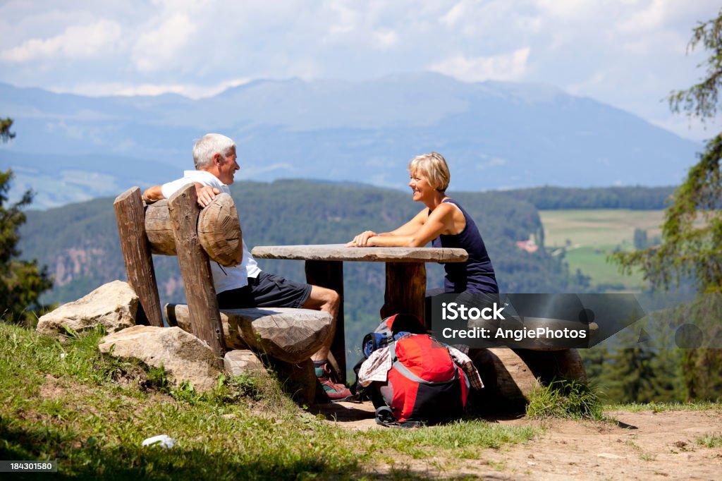 Coppia rilassante in montagna - Foto stock royalty-free di Abbigliamento sportivo