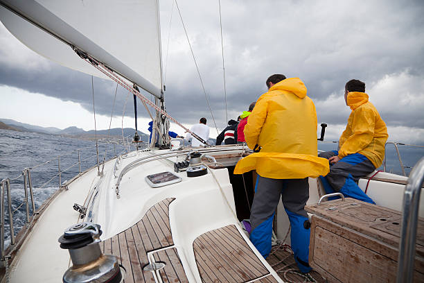 team auf der yacht segeln - sailboat storm teamwork competition stock-fotos und bilder