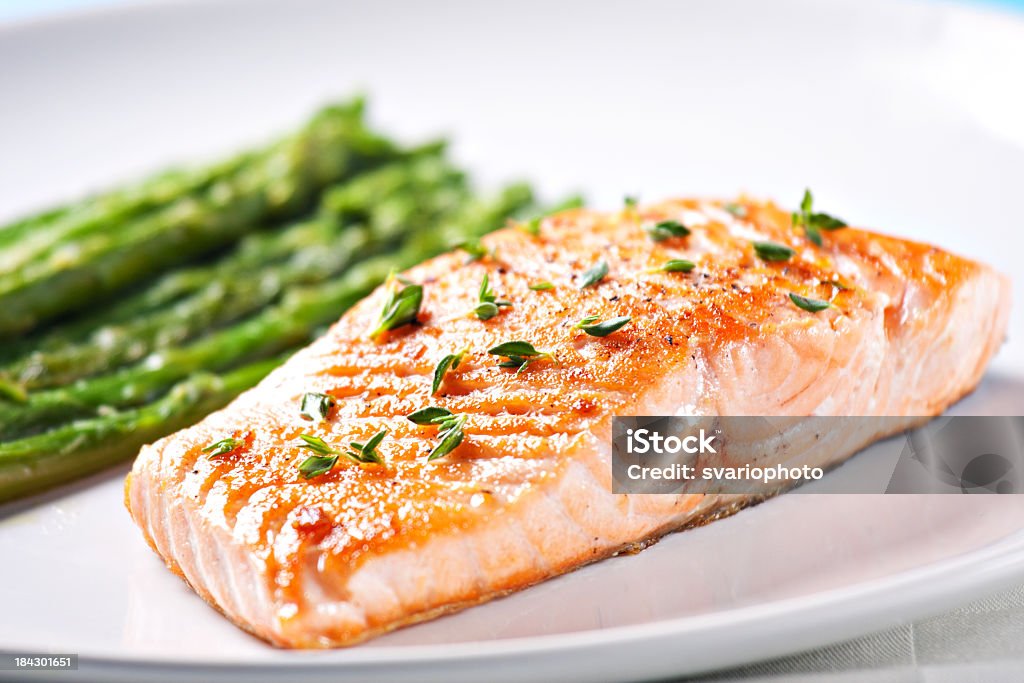 Filete de salmón con espárragos - Foto de stock de Salmón - Pescado libre de derechos