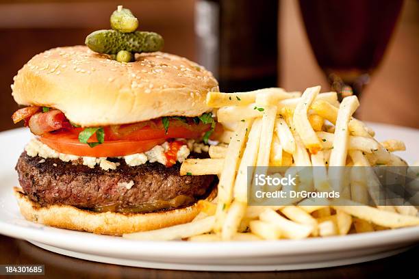 Hamburguesa Con Queso Y Tocino Con Papas Fritas Que Se Sirven En El Restaurante Foto de stock y más banco de imágenes de Hamburguesa con queso y tocino