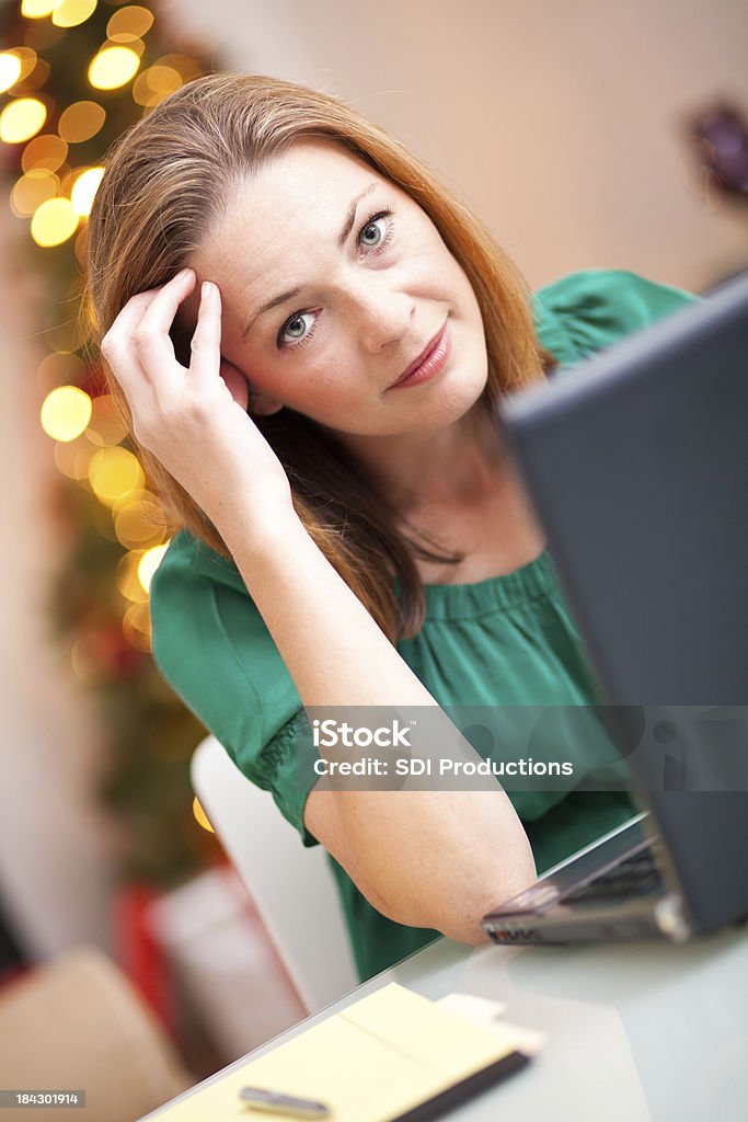 Mulher preocupada com o Laptop em casa durante a temporada de festas de fim de ano - Foto de stock de Compra online royalty-free