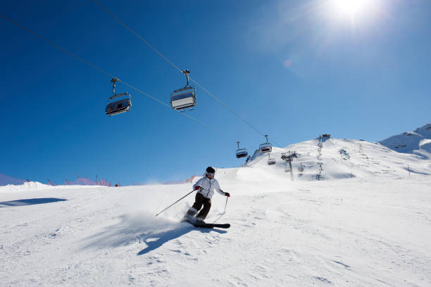 skifahren auf die berge - carving skiing stock-fotos und bilder