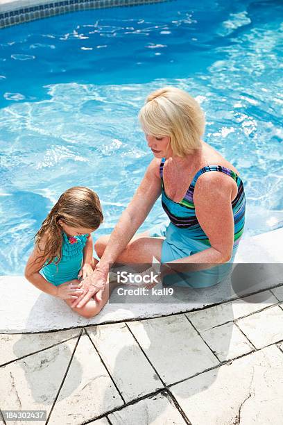 Ragazza Con Nonna Mettendo Sulla Crema Solare - Fotografie stock e altre immagini di Adulto in età matura - Adulto in età matura, Crema solare, Nipoti maschi e femmine