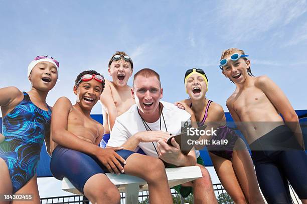 Allenatore Tifo Con Giovani Nuotatori - Fotografie stock e altre immagini di Animatore estivo - Animatore estivo, Bambino, Nuoto