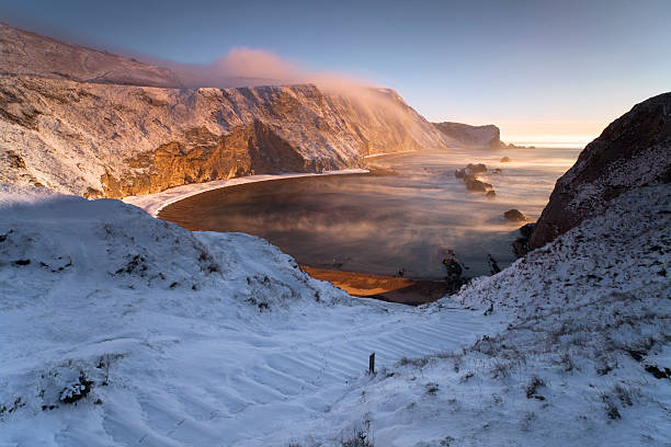 hiver lever du soleil sur la côte du dorset - dorset photos et images de collection