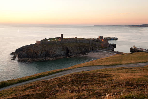 château de peeling au coucher du soleil, l'île de man - island isle of man peel castle photos et images de collection