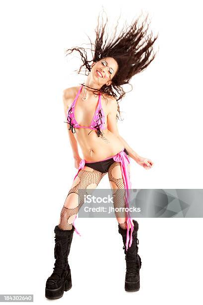 Gogo Dancer Lanciando I Capelli Mentre Balli - Fotografie stock e altre immagini di Adulto - Adulto, Allegro, Artista di spettacolo