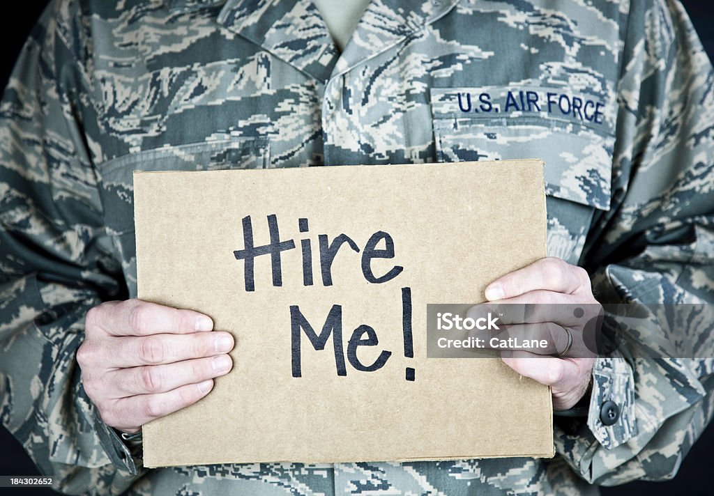 Soldato in cerca di lavoro - Foto stock royalty-free di Veterano di guerra