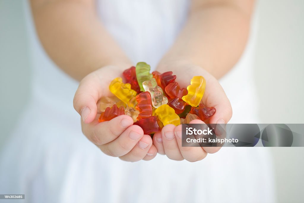 Tenant les repas - Photo de Confiserie - Mets sucré libre de droits