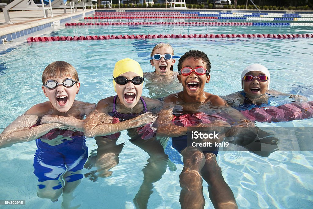 Groupe Multi-ethnique de l'enfant criant dans la piscine - Photo de Natation libre de droits