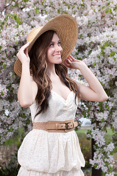 retrato de mujer joven usando sombrero de verano al aire libre - southern belle fotografías e imágenes de stock