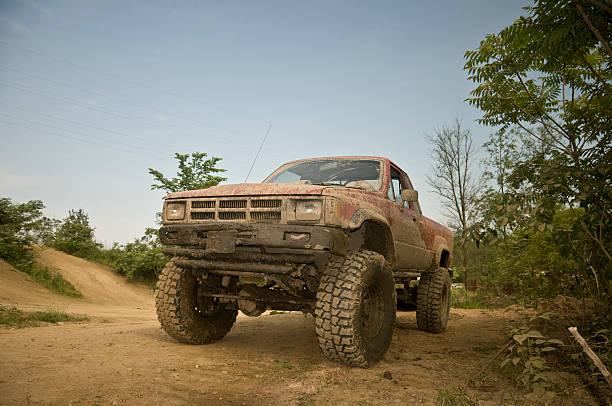 muddy offroad camión - mud dirt road road dirt fotografías e imágenes de stock