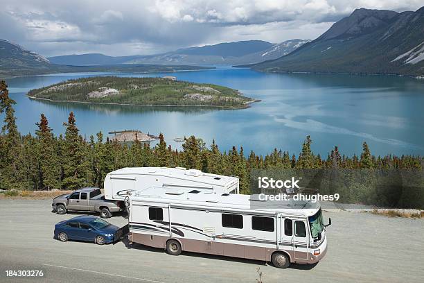 Rv 車に Tagish 湖のボヴェ島からは近隣のカークロスユーコン - カナダのストックフォトや画像を多数ご用意 - カナダ, カークロス, キャンピングカー