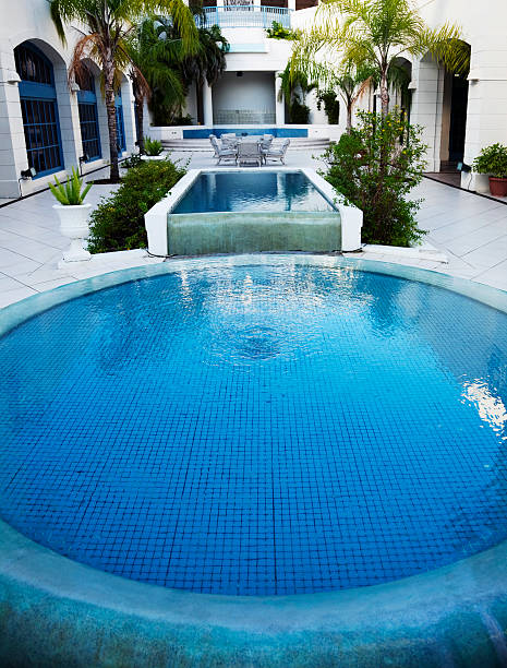 patio con fuente de agua - tourist resort apartment swimming pool caribbean fotografías e imágenes de stock
