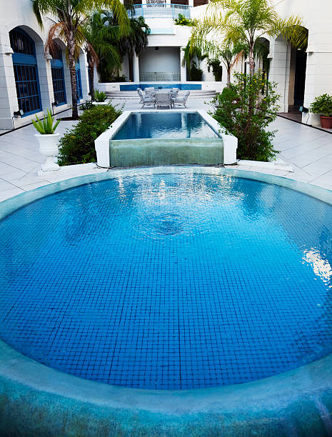 cour avec fontaine - tourist resort apartment swimming pool caribbean photos et images de collection