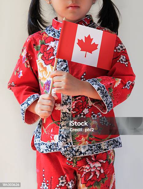Chiński Dziewczynka Gospodarstwa Flaga Kanady - zdjęcia stockowe i więcej obrazów Kanada - Kanada, Azjaci, Emigracja i imigracja