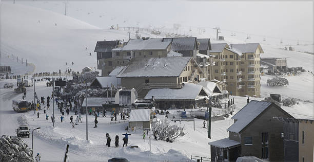 mount hotham complexe de ski dans la neige - mt hotham photos et images de collection