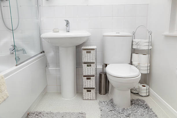 pequeña blanco moderno baño con azulejos - cuartos de baños pequeños fotografías e imágenes de stock