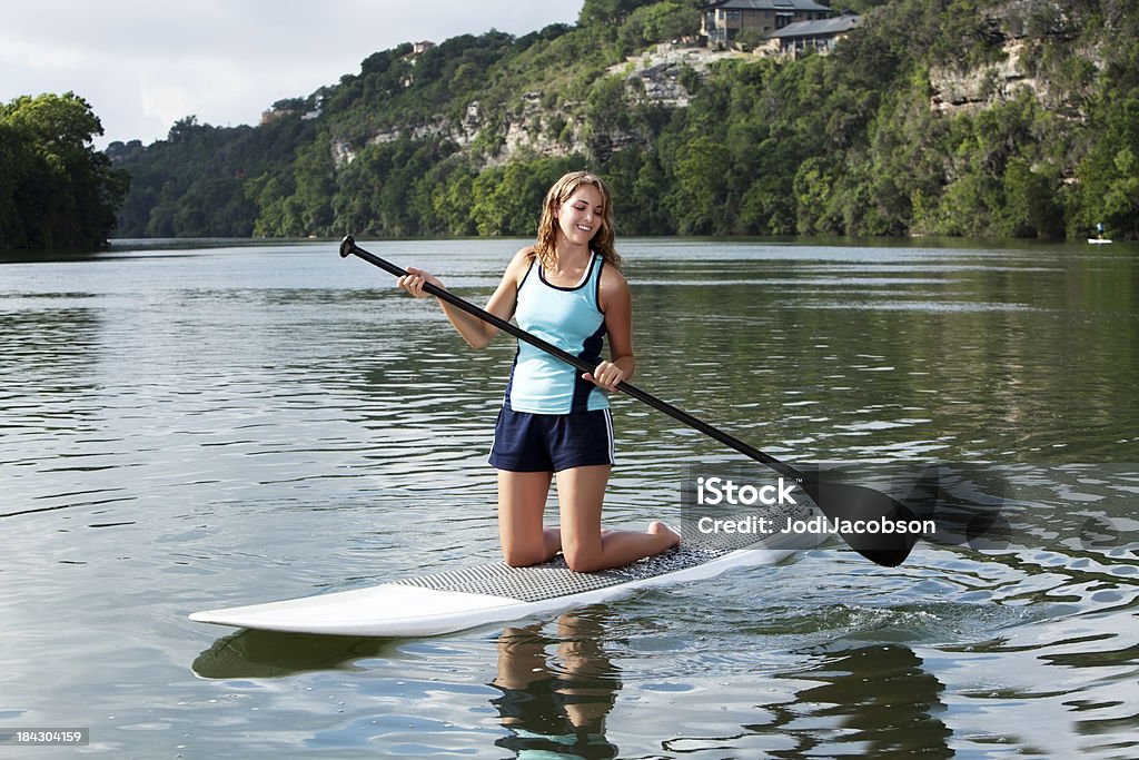 Paddleboard femme stand up paddling - Photo de Faire du stand up paddle libre de droits