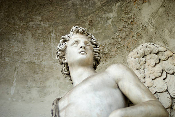 белый мрамор ангел вид из камня с альковом - statue angel marble white стоковые фото и изображения