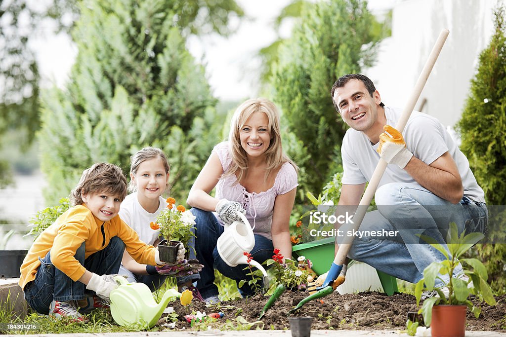 Ritratto di una famiglia di giardinaggio. - Foto stock royalty-free di Piantare