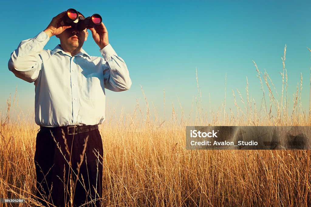 Geschäftsmann schaut durch ein Fernglas - Lizenzfrei Der Weg nach vorne Stock-Foto