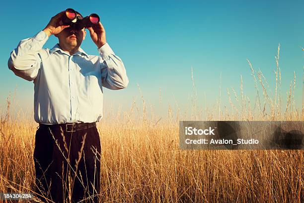 Empresário Olhando Através De Um Binóculo - Fotografias de stock e mais imagens de Binóculos - Binóculos, Caminho Adiante, Abstrato