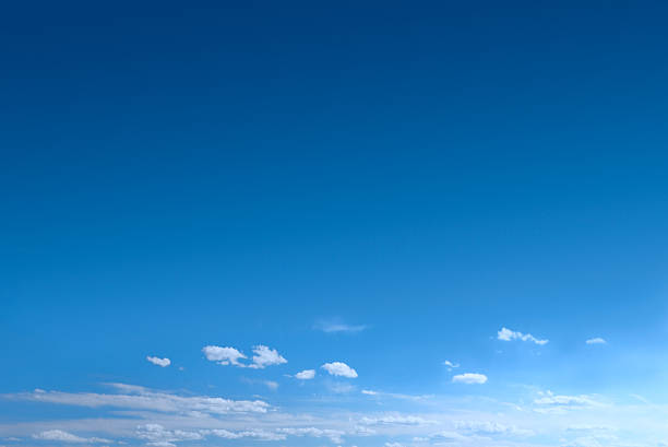 cielo azul con nubes dispersas - sky fotografías e imágenes de stock