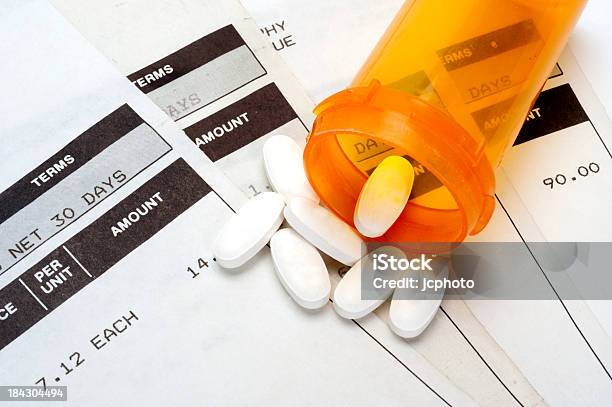 Médico Contas - Fotografias de stock e mais imagens de Comprimido - Comprimido, Conta - Acessório Financeiro, Cuidados de Saúde e Medicina