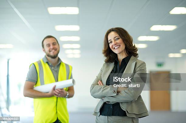 Architekt Und Auftragnehmer Stockfoto und mehr Bilder von Büro - Büro, Leuchtbekleidung, Arbeiter