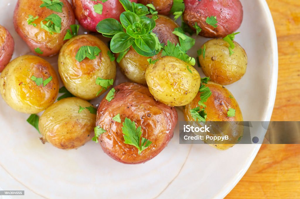 Placa de patatas asadas nuevo desde arriba - Foto de stock de Arriba de libre de derechos