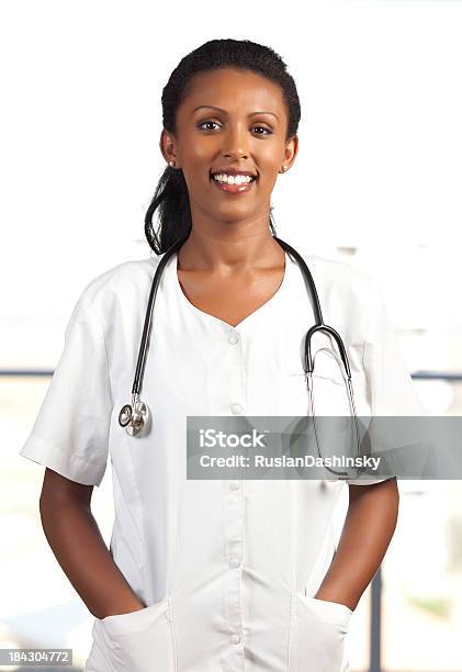 Retrato De Mulher Médico Sorridente - Fotografias de stock e mais imagens de Bata de Laboratório - Bata de Laboratório, Branco, Doutor