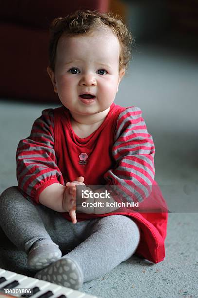 Bambina Bambino - Fotografie stock e altre immagini di 12-17 mesi - 12-17 mesi, 12-23 mesi, Abbigliamento casual